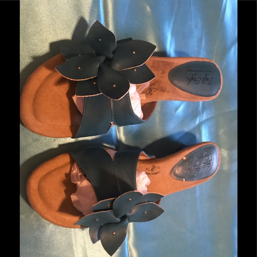 Hush Puppies SoftStyle blue sandals. 10N.